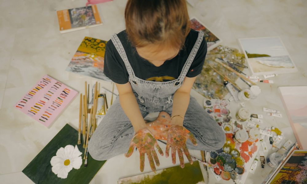 Niña Pintura Desorden